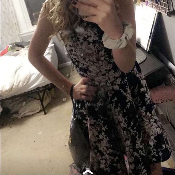 Semi formal dress (floral) - Picture 6 of 6